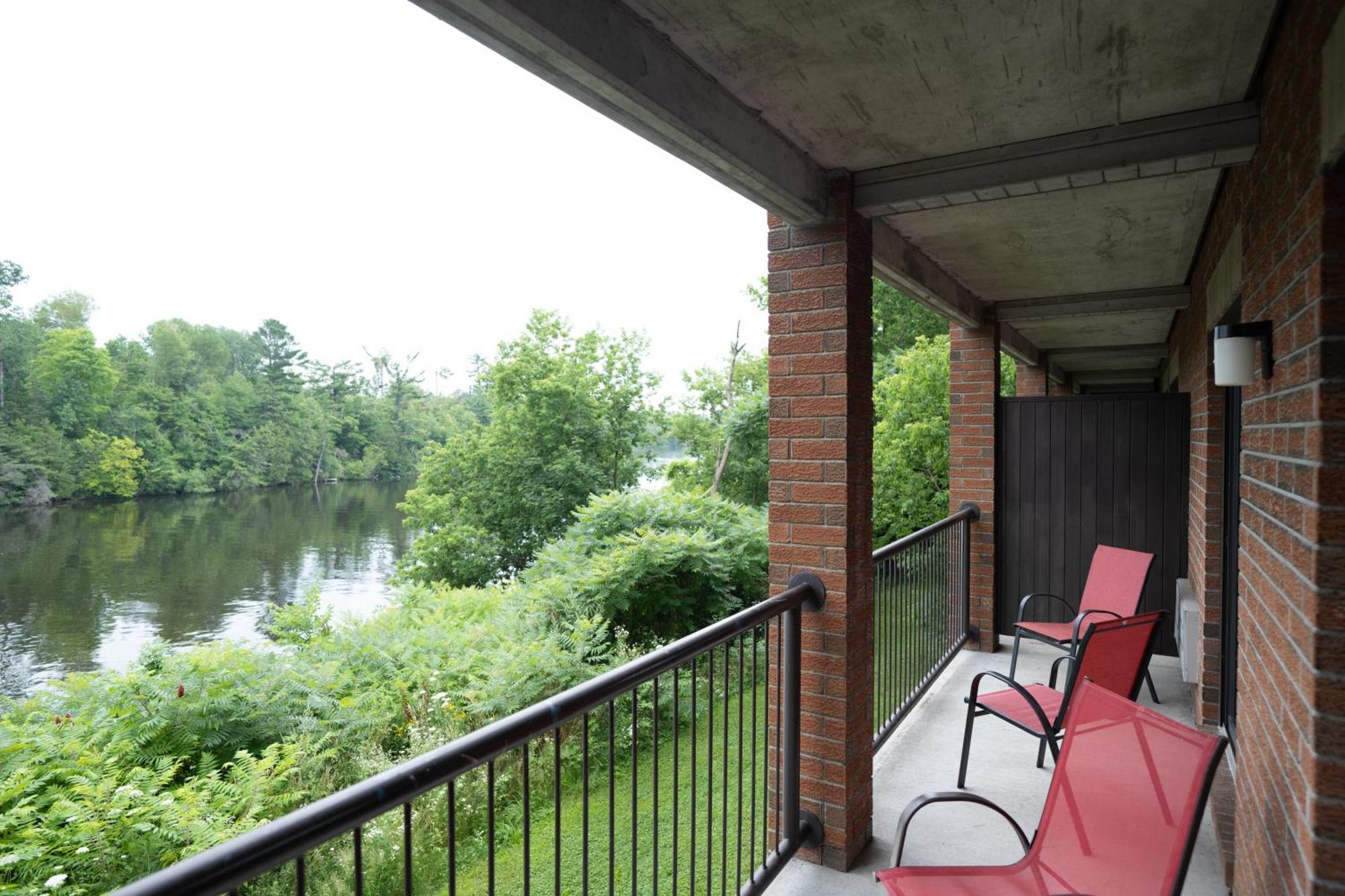 Ramada By Wyndham Ottawa On The Rideau Hotel Exterior photo