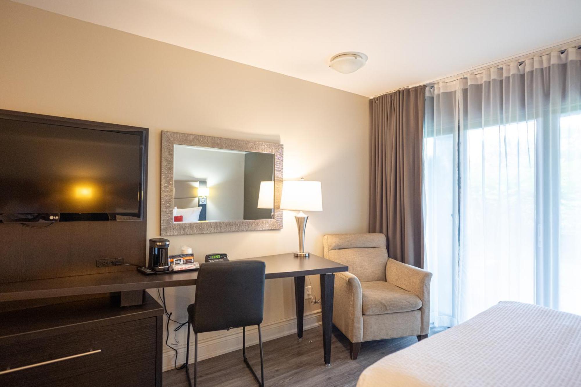 Ramada By Wyndham Ottawa On The Rideau Hotel Exterior photo