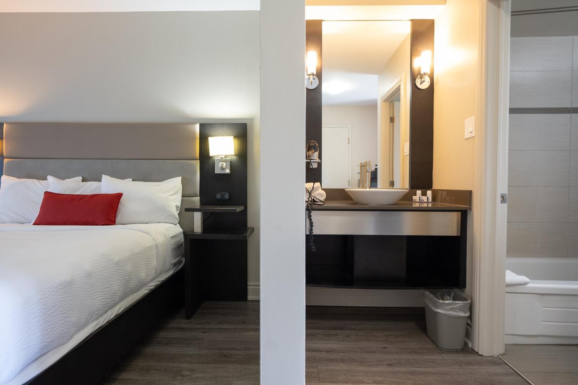 Ramada By Wyndham Ottawa On The Rideau Hotel Exterior photo