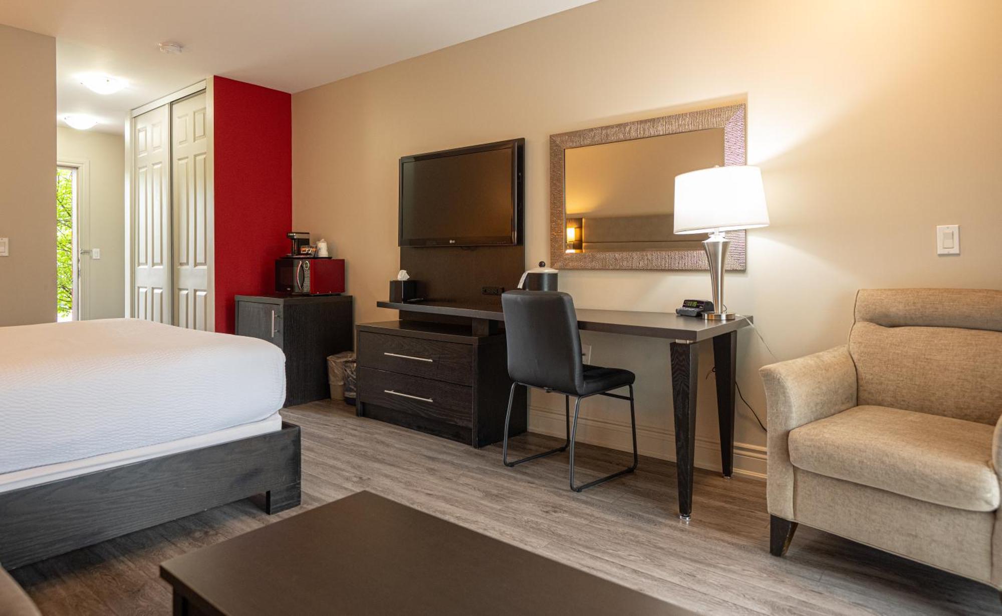 Ramada By Wyndham Ottawa On The Rideau Hotel Exterior photo