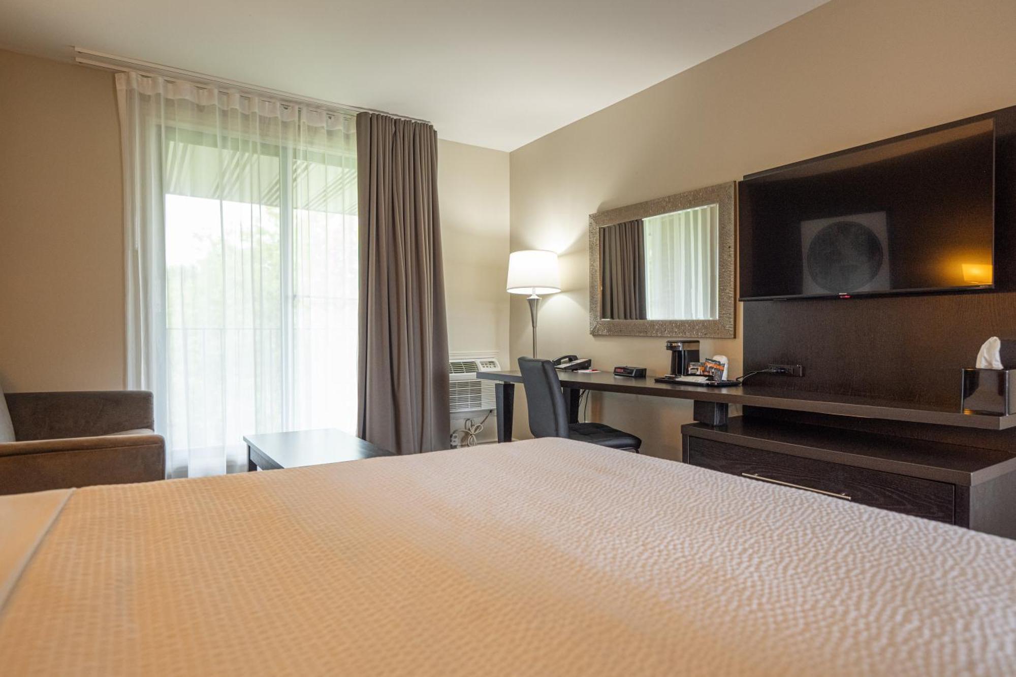 Ramada By Wyndham Ottawa On The Rideau Hotel Exterior photo