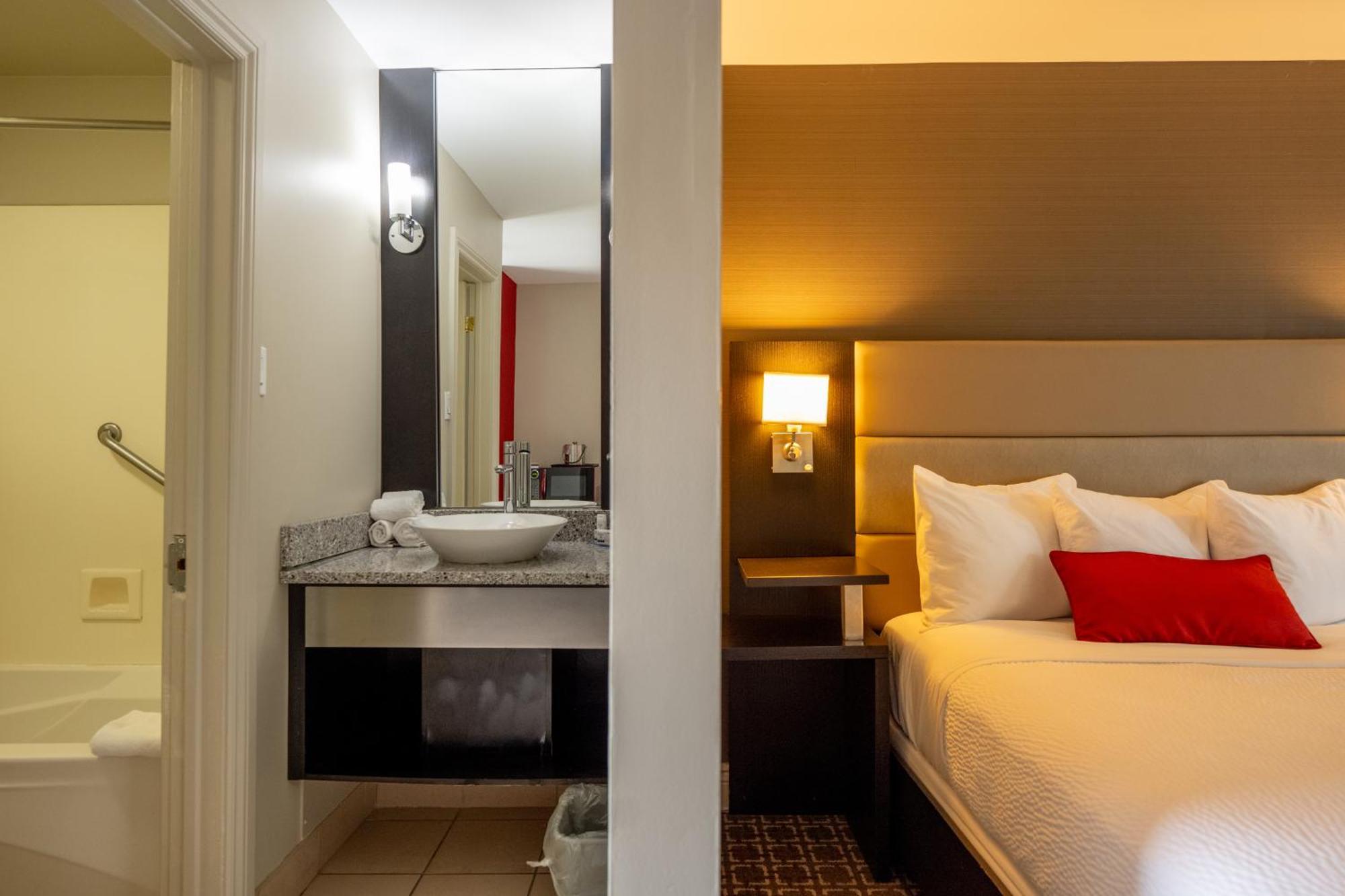 Ramada By Wyndham Ottawa On The Rideau Hotel Exterior photo