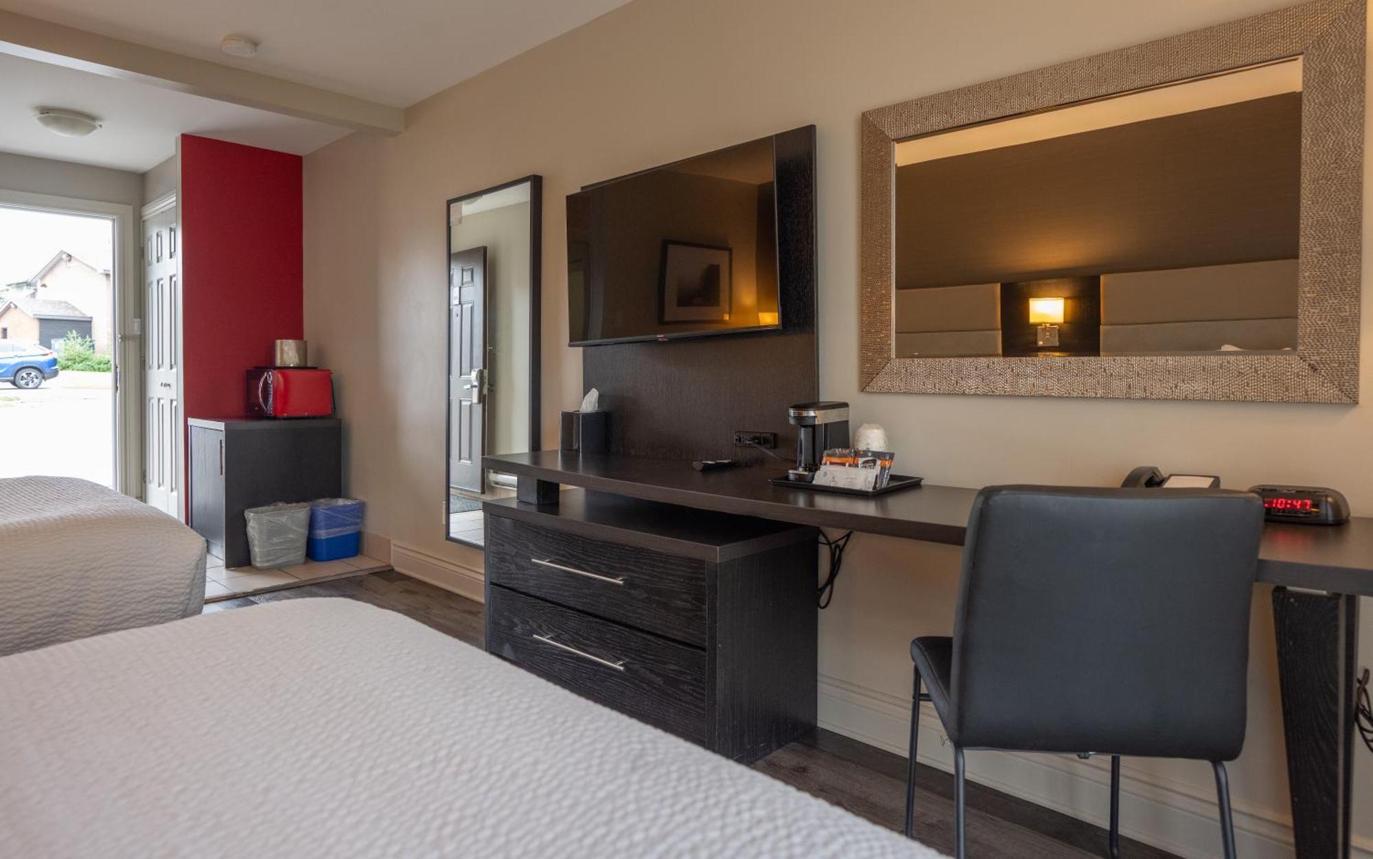Ramada By Wyndham Ottawa On The Rideau Hotel Exterior photo