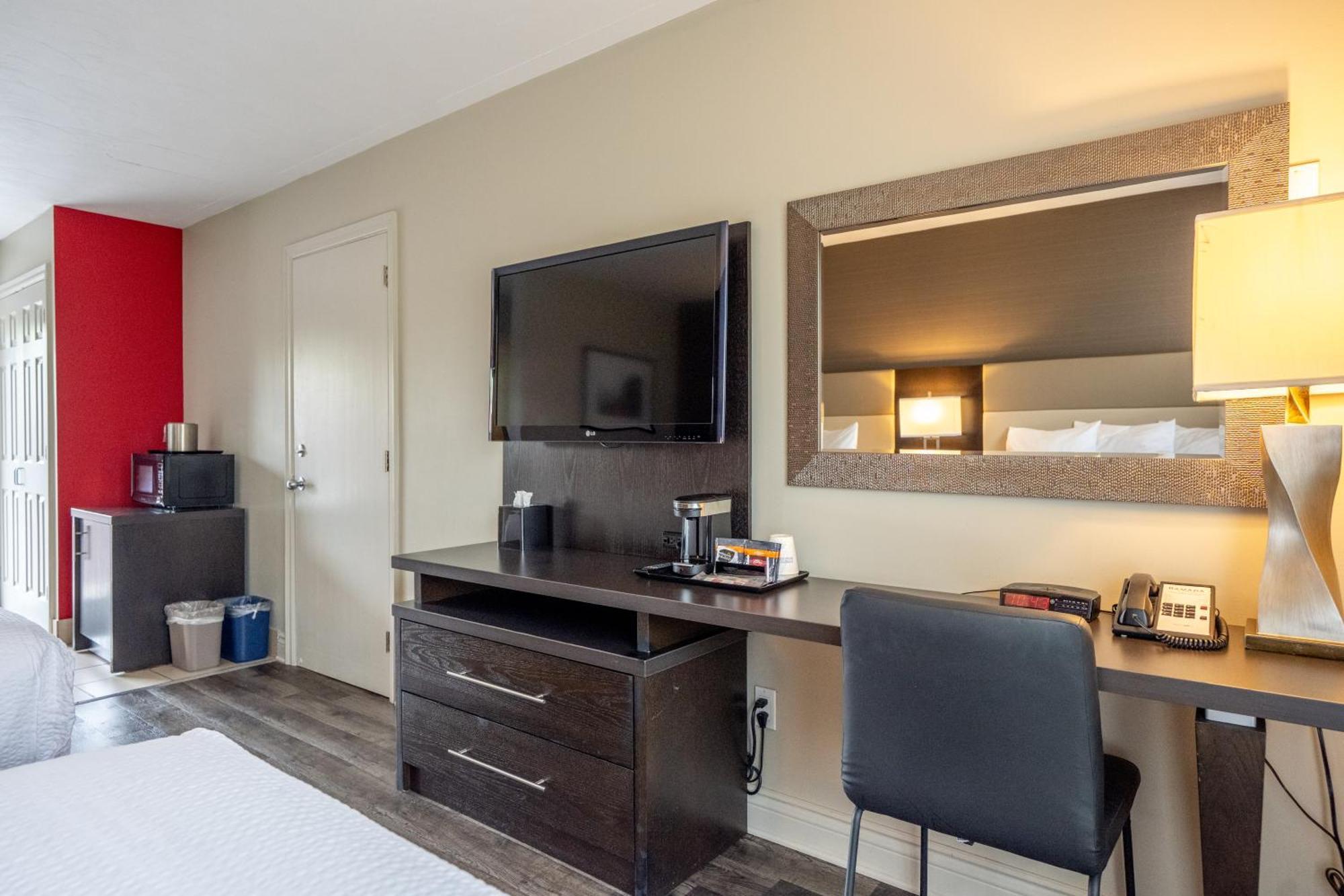 Ramada By Wyndham Ottawa On The Rideau Hotel Exterior photo